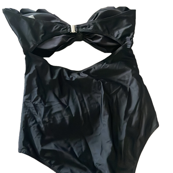 Cupshe scalloped edge one piece - Picture 2 of 3